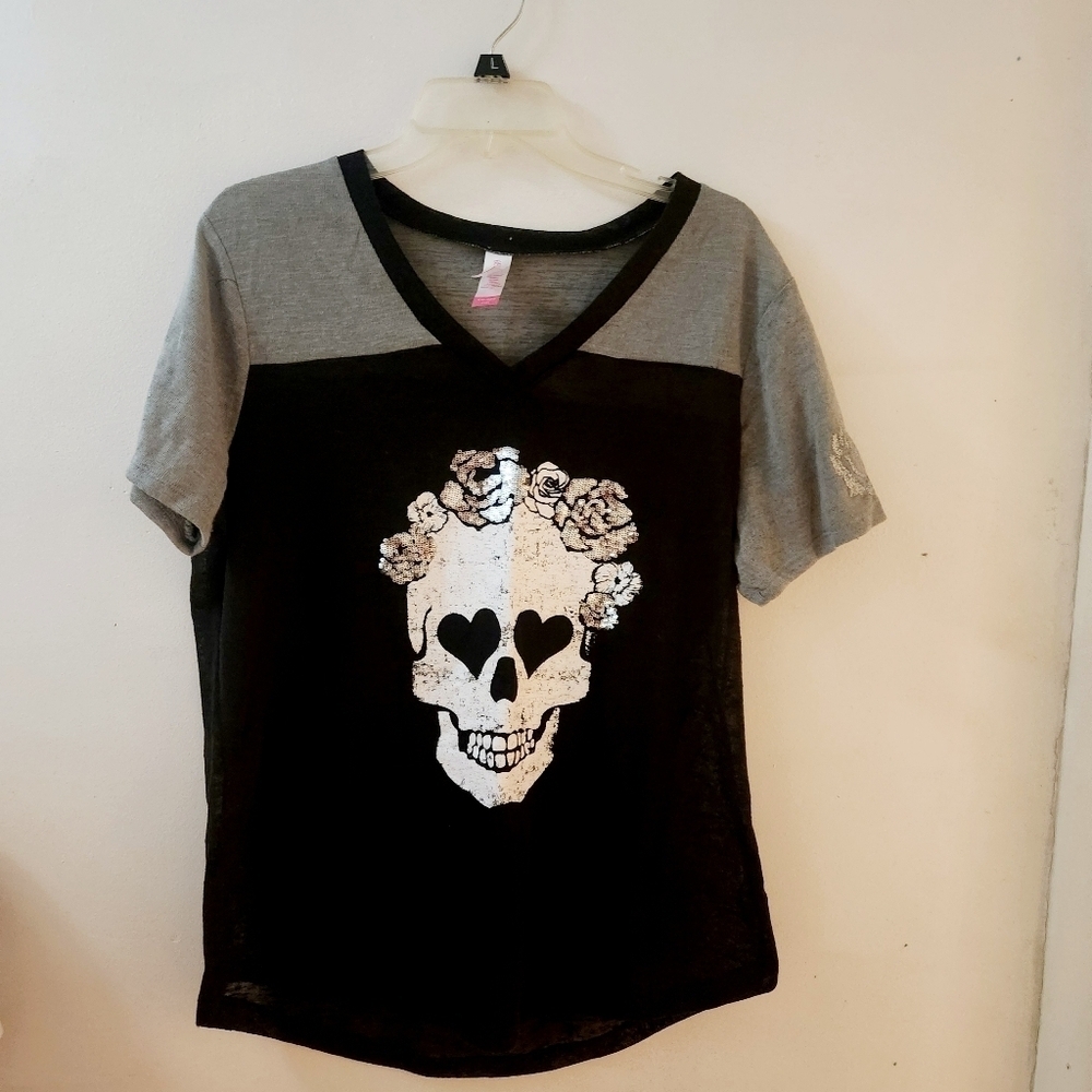 No Boundaries black and grey skull shirt with sequin rose decals size XXL